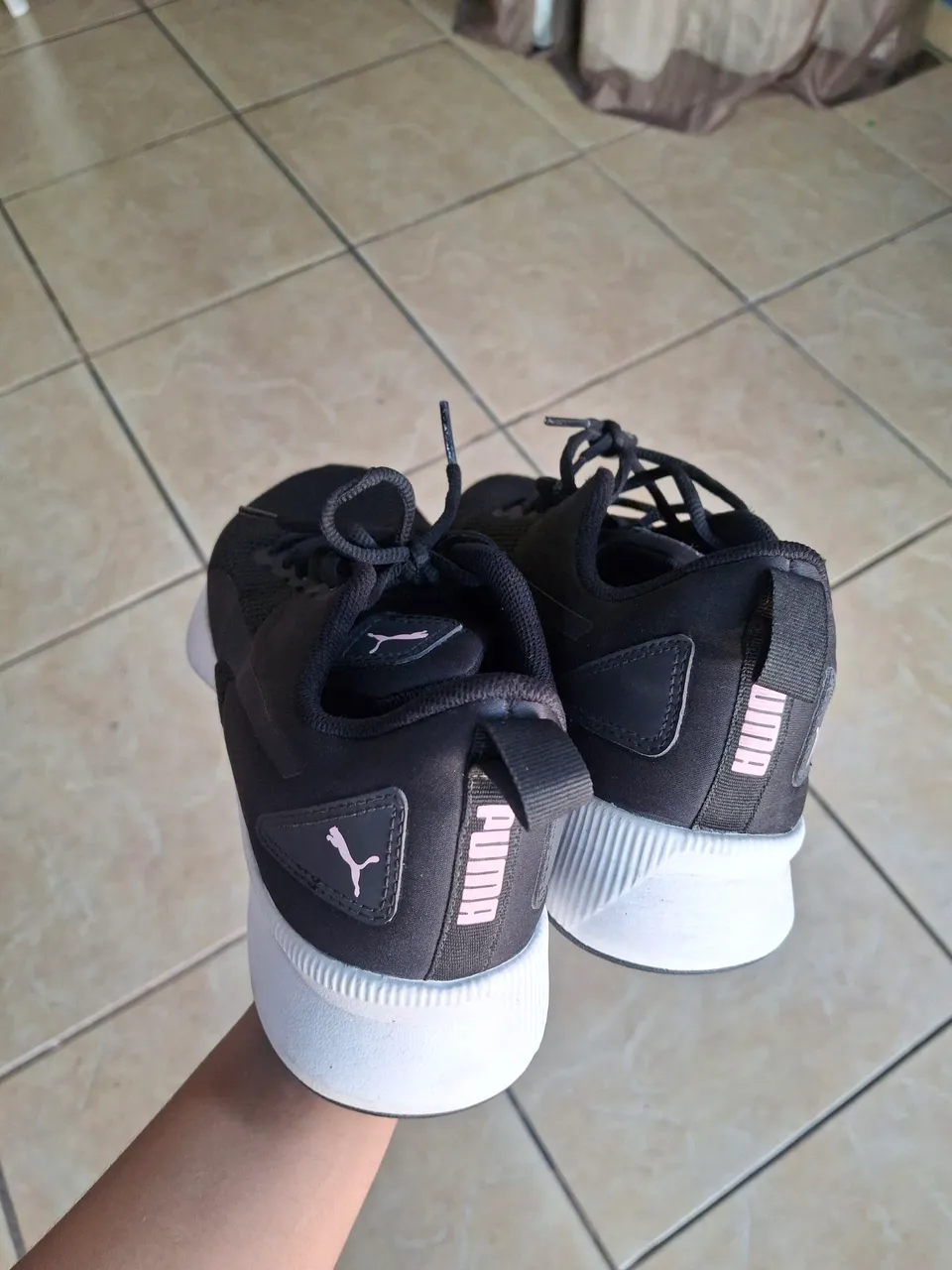 Tênis Puma Feminino Preto com Detalhes Rosa