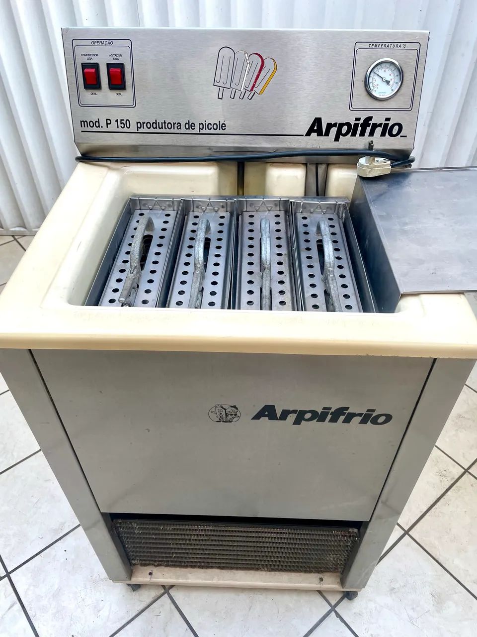 Máquina de picolé e gelo saborizado Arpifrio 