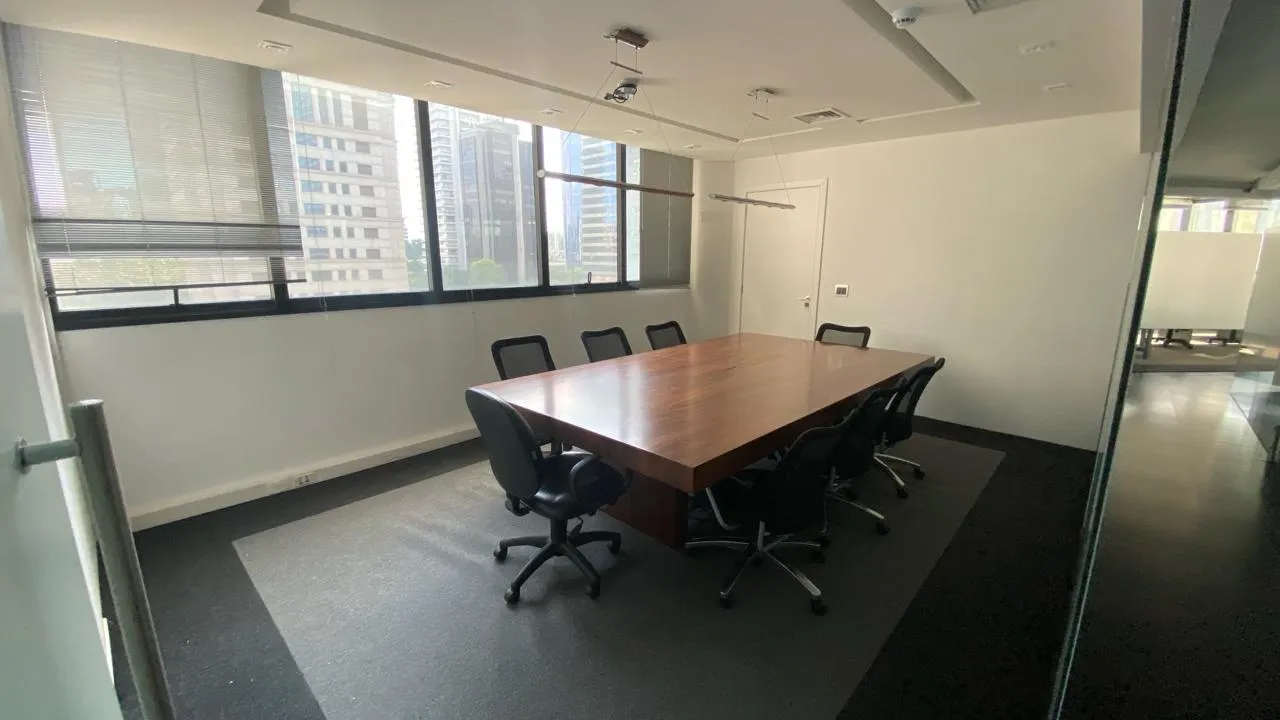 Sala comercial, MOBILIADA, na região da Berrini, com 254 m². Com 36 posições de trabalho