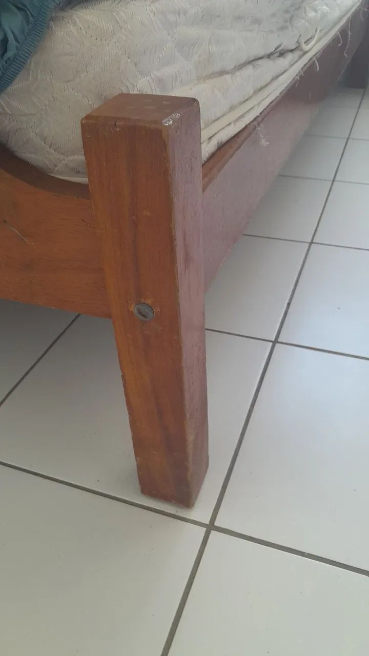 Cama de madeira maciça com cabeceira - Foto 3