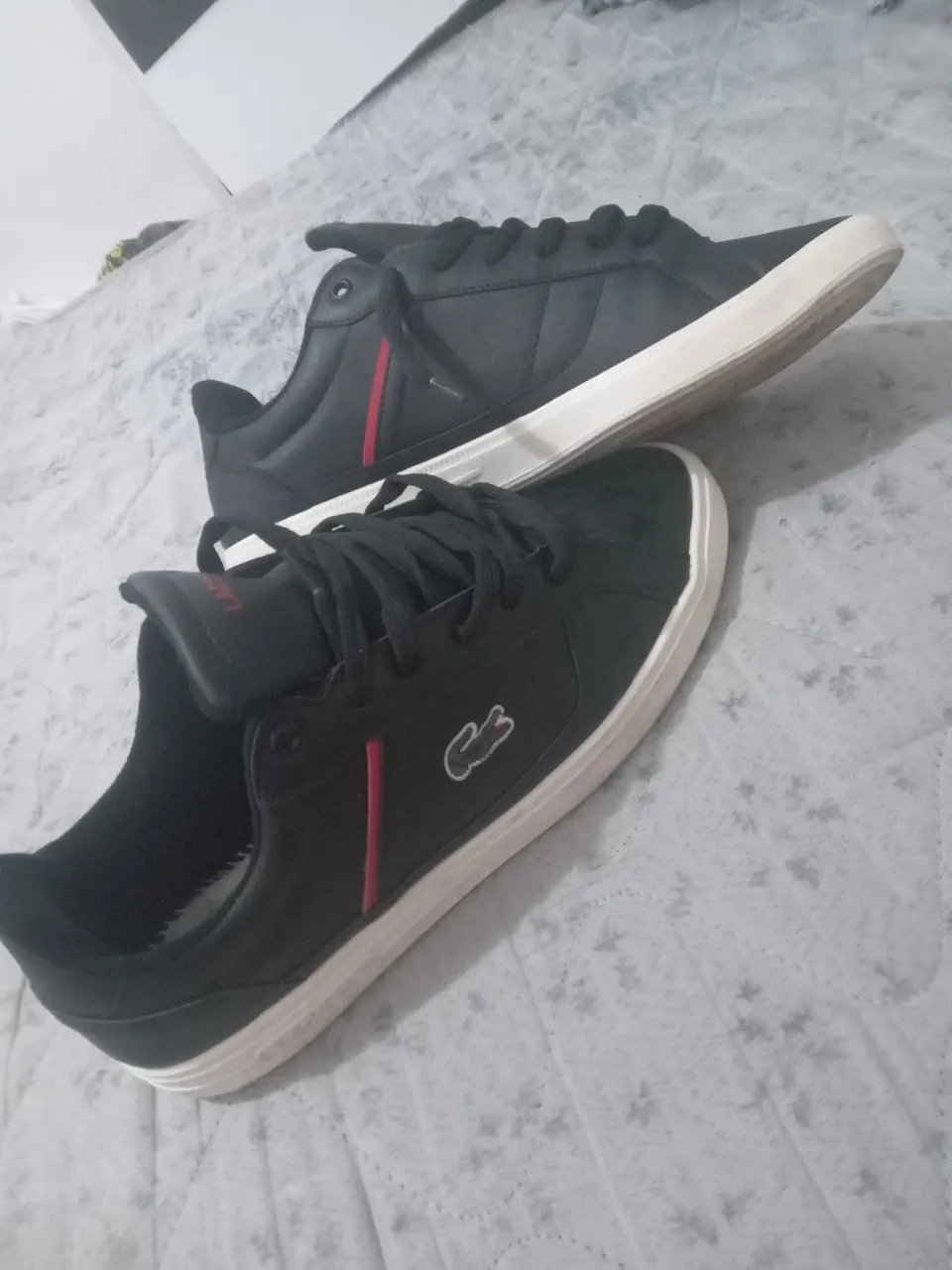 Tênis Lacoste Preto com Detalhes Vermelhos semi original, nunca usado 