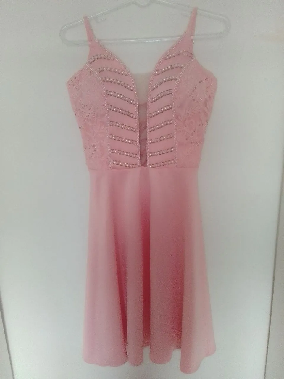 Vestido festa rosa com detalhes e pedrarias