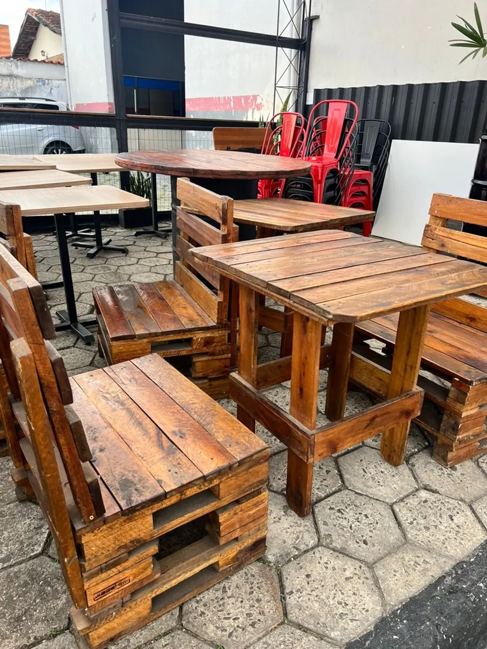 Conjunto de mesas e cadeiras rústicas de madeira