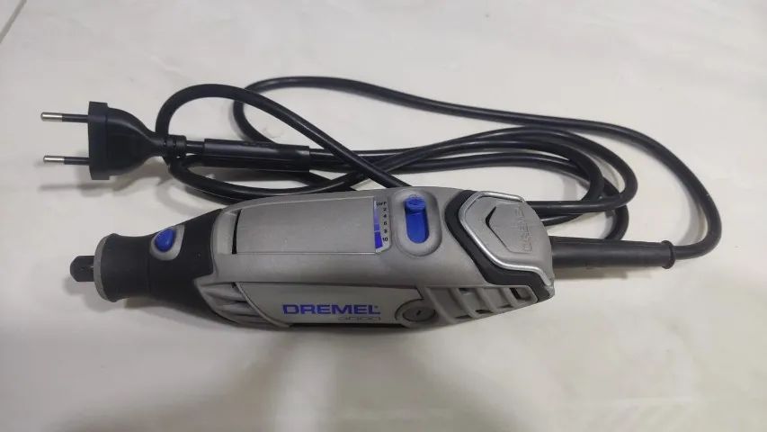 Dremel 3000 Microrretífica com Eixo Flexível e 82 Acessórios 220V