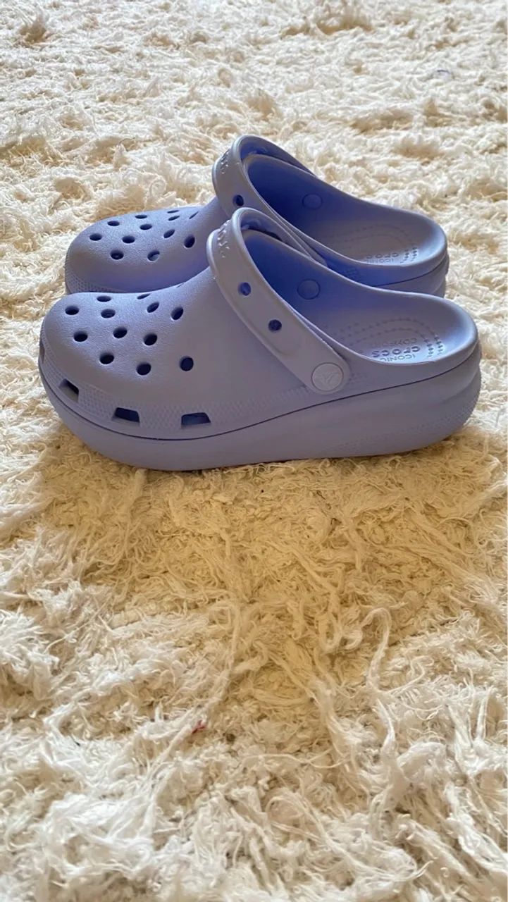 Sandália Crocs Classic Cutie Clog Juvenil - J 3  - Foto 3