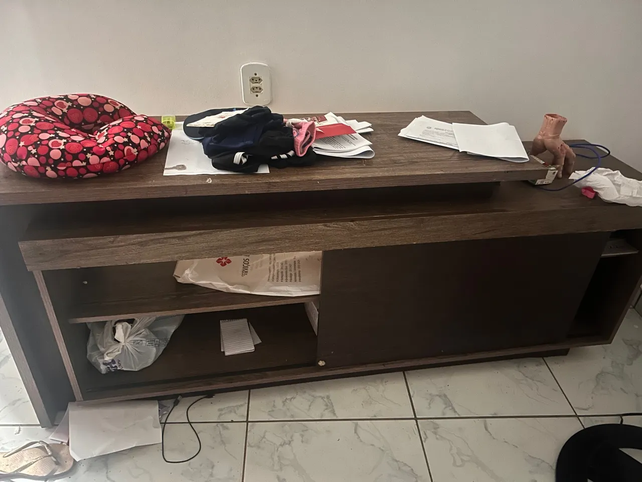 Móvel para TV com prateleiras e gavetas
