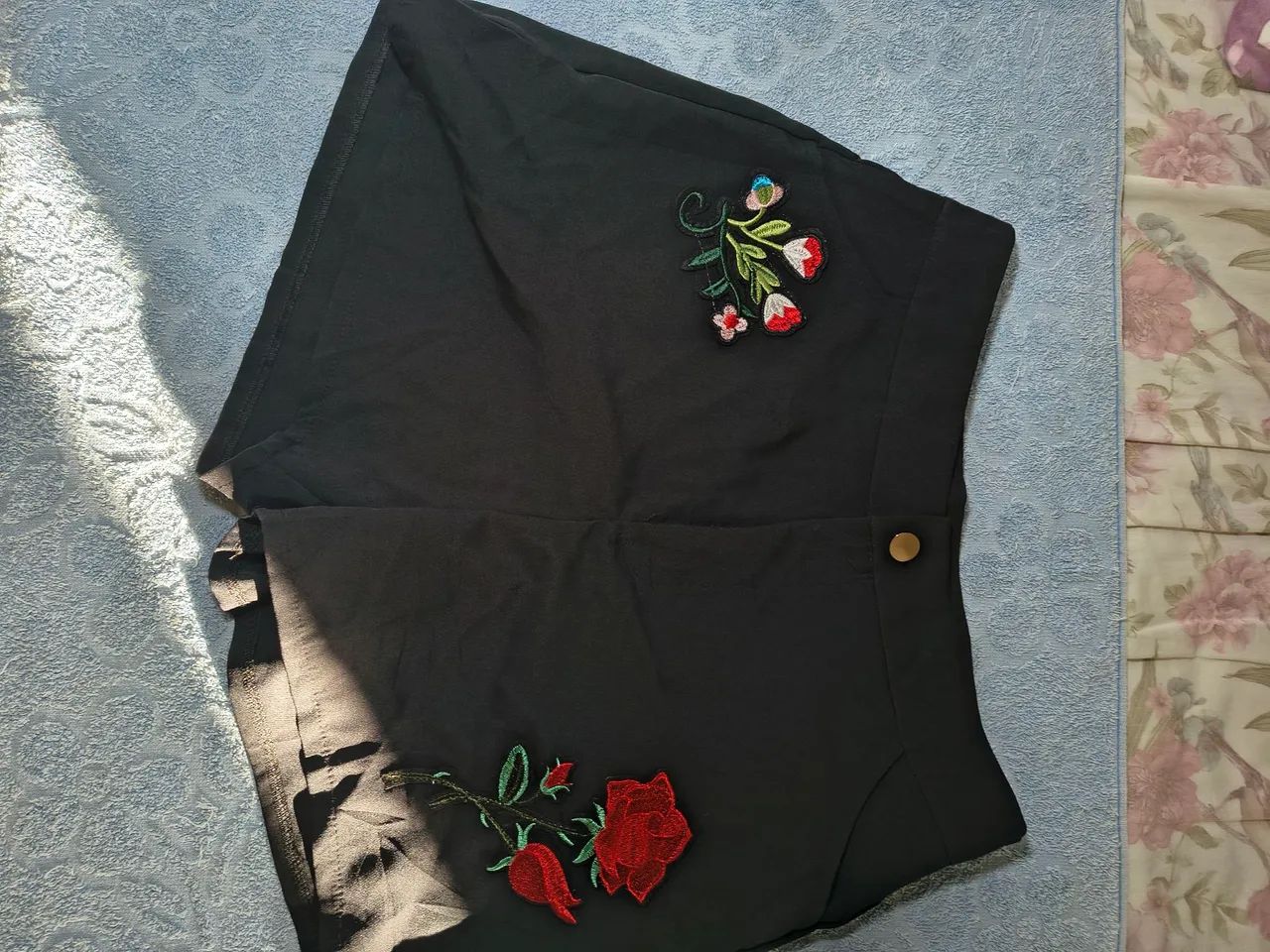 Short Preto com Bordado de Flores