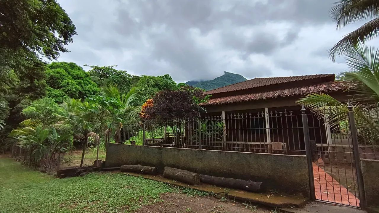 Venda casa linear bicuda pequena Macaé RJ 
