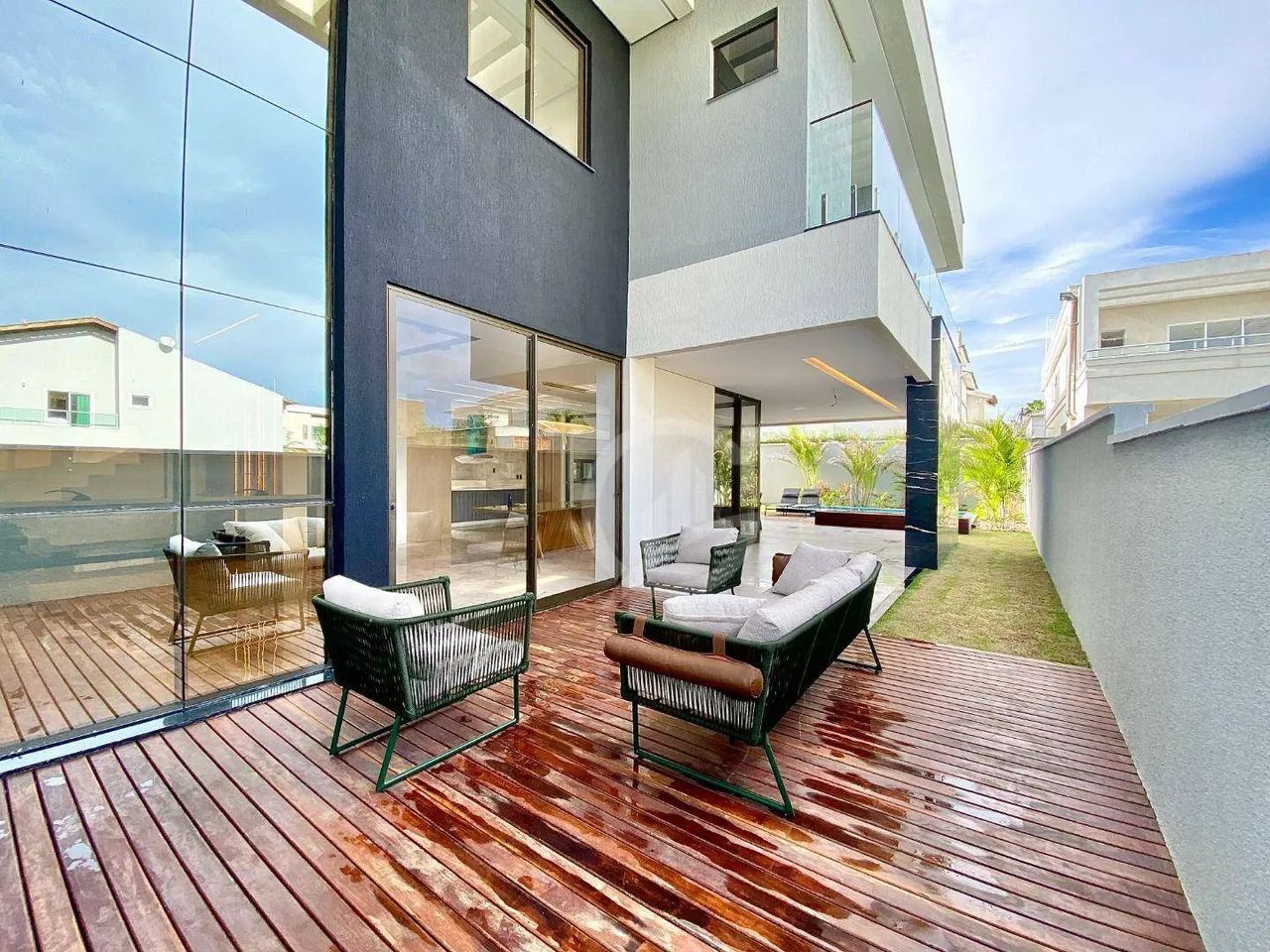 Volumetria e elegância a definem, uma bela casa de esquina para chamar de sua - Foto 4