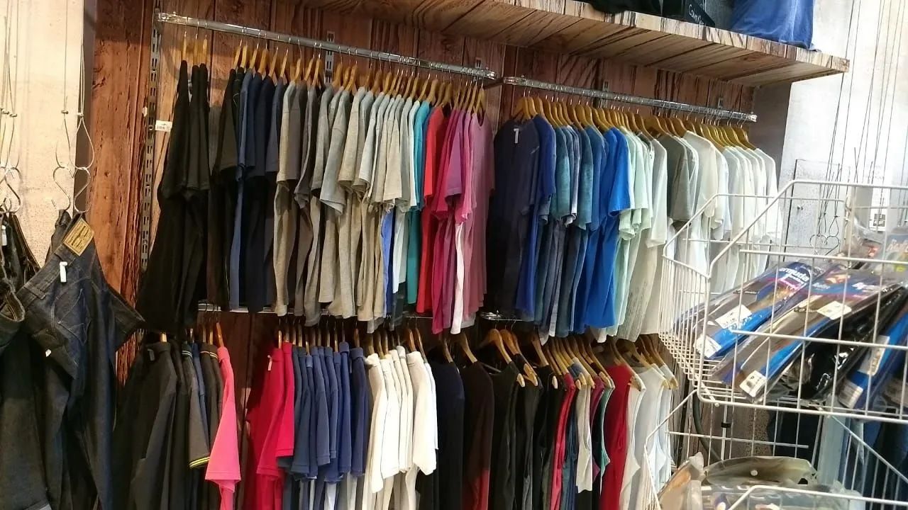 Montagem de lojas araras, prateleiras, cabides, manequins - Foto 4