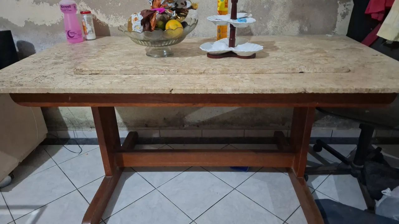 Mesa de jantar (somente a base e a pedra, sem cadeiras)
