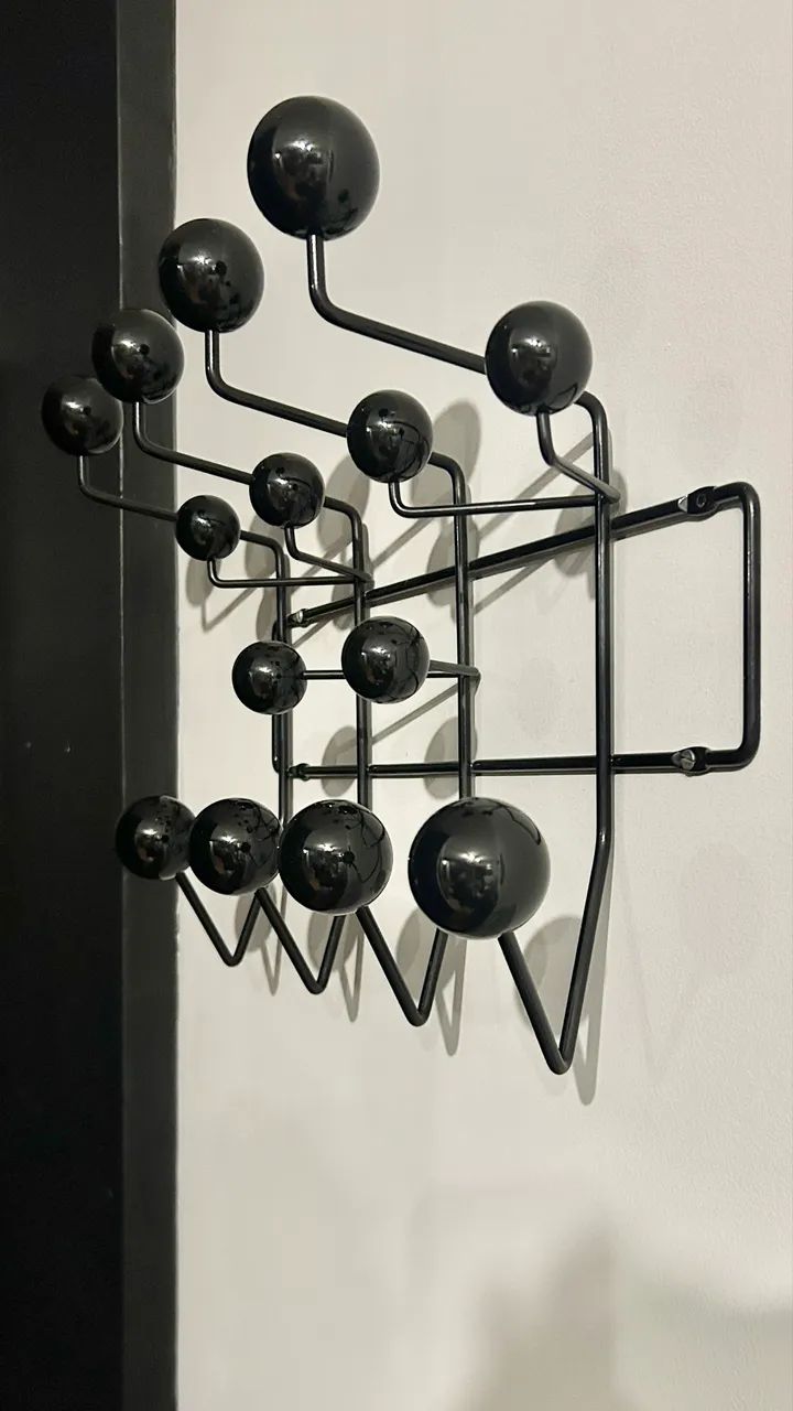 Cabideiro Eames Preto em Estado de Novo 