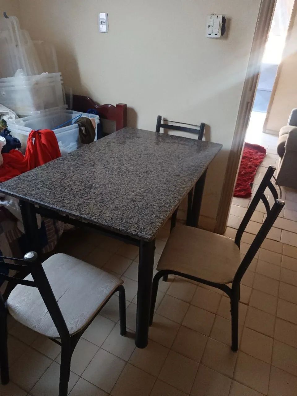 MESA DE JANTAR COM 4 CADEIRAS