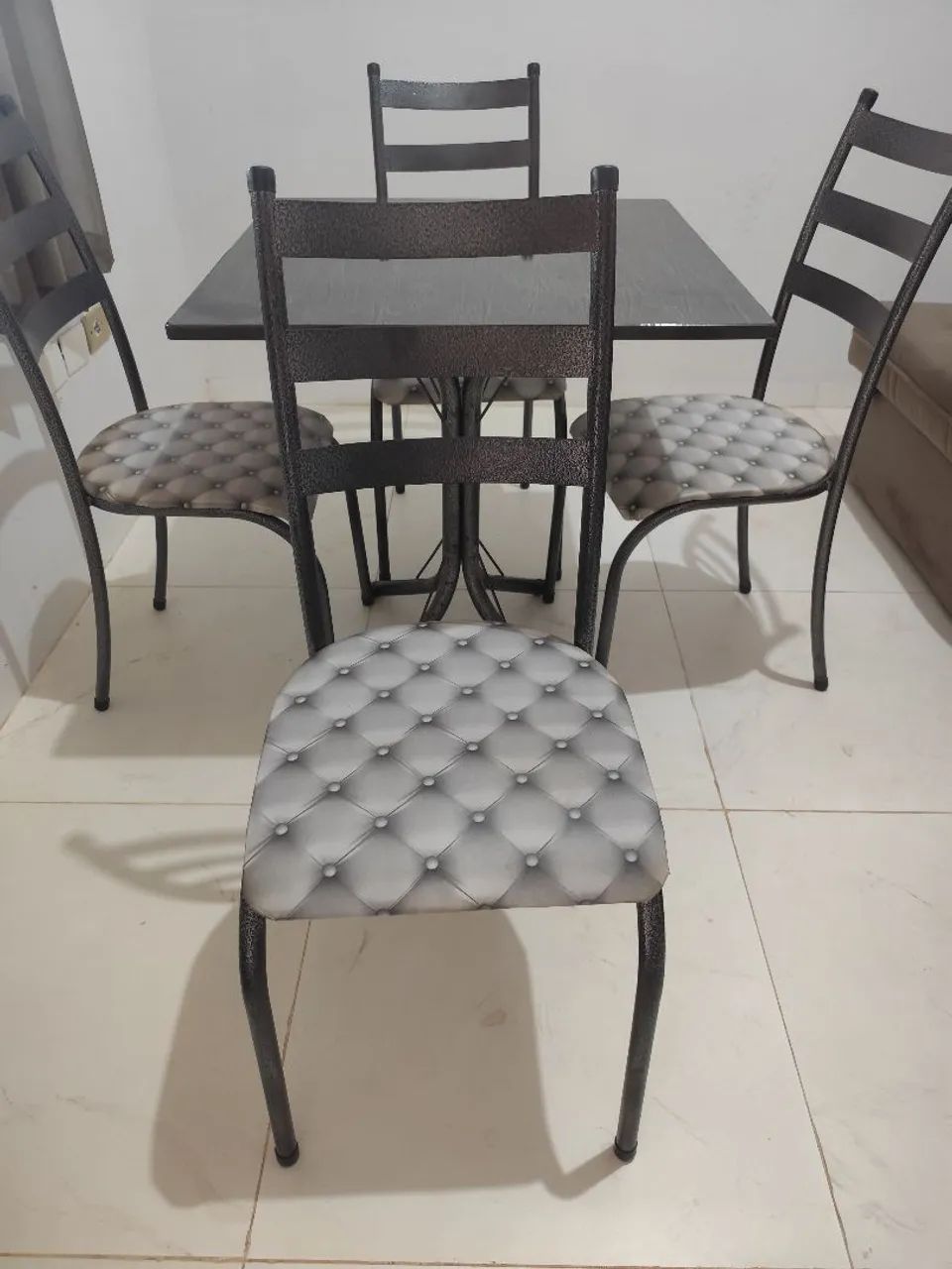 Mesa com 4 cadeiras usada - Foto 4