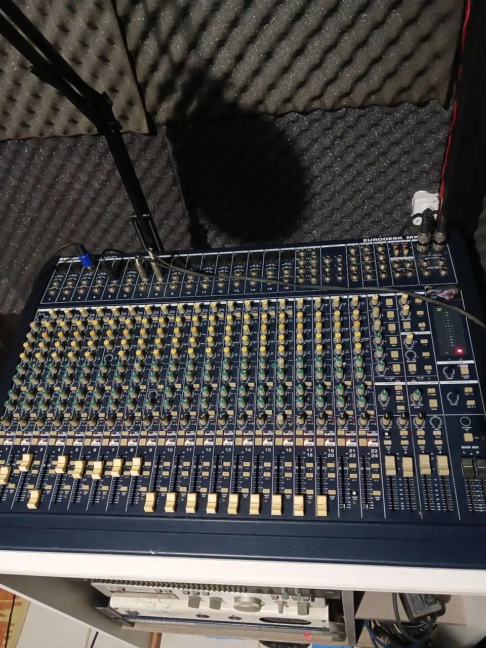 Mesa  Behringer Eurodesk MX 2442A  - Foto 2