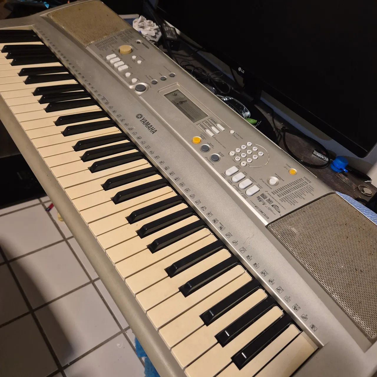 Teclado Yamaha PSR-E303