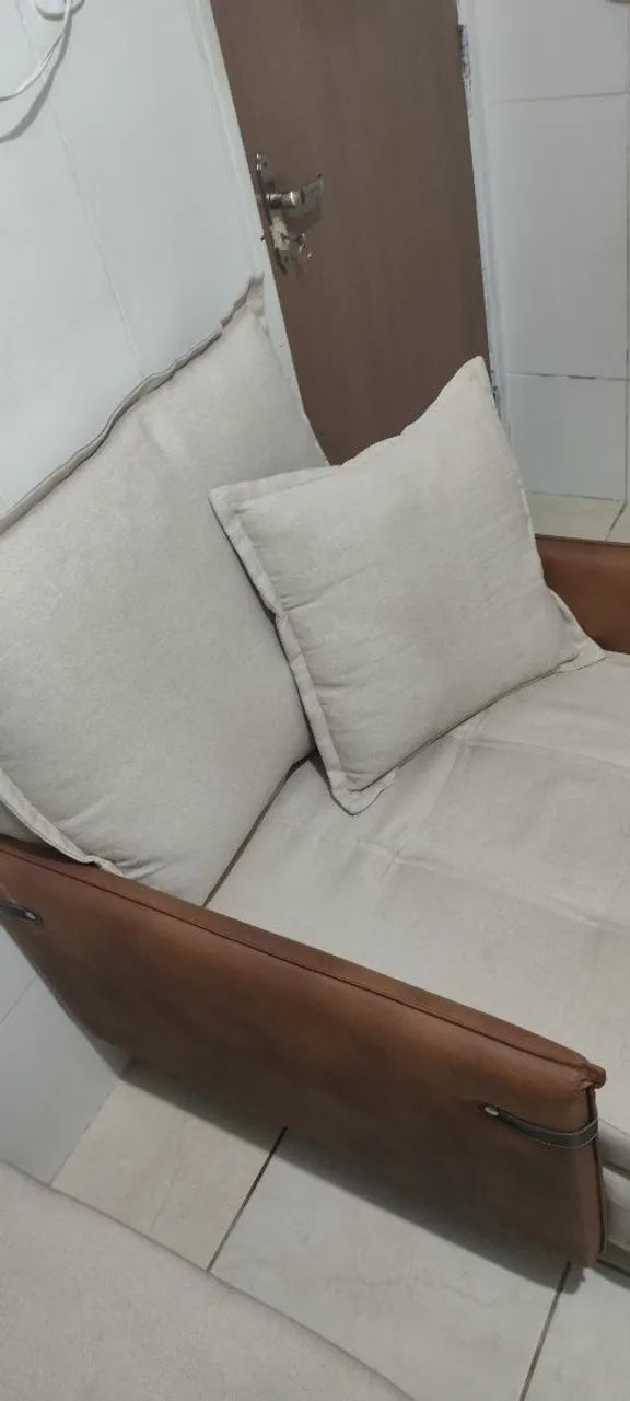 Poltronas beje mais puffs - Foto 3