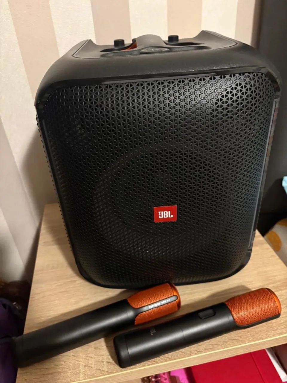 Caixa de som JBL Partybox Encore com 2 microfones premium