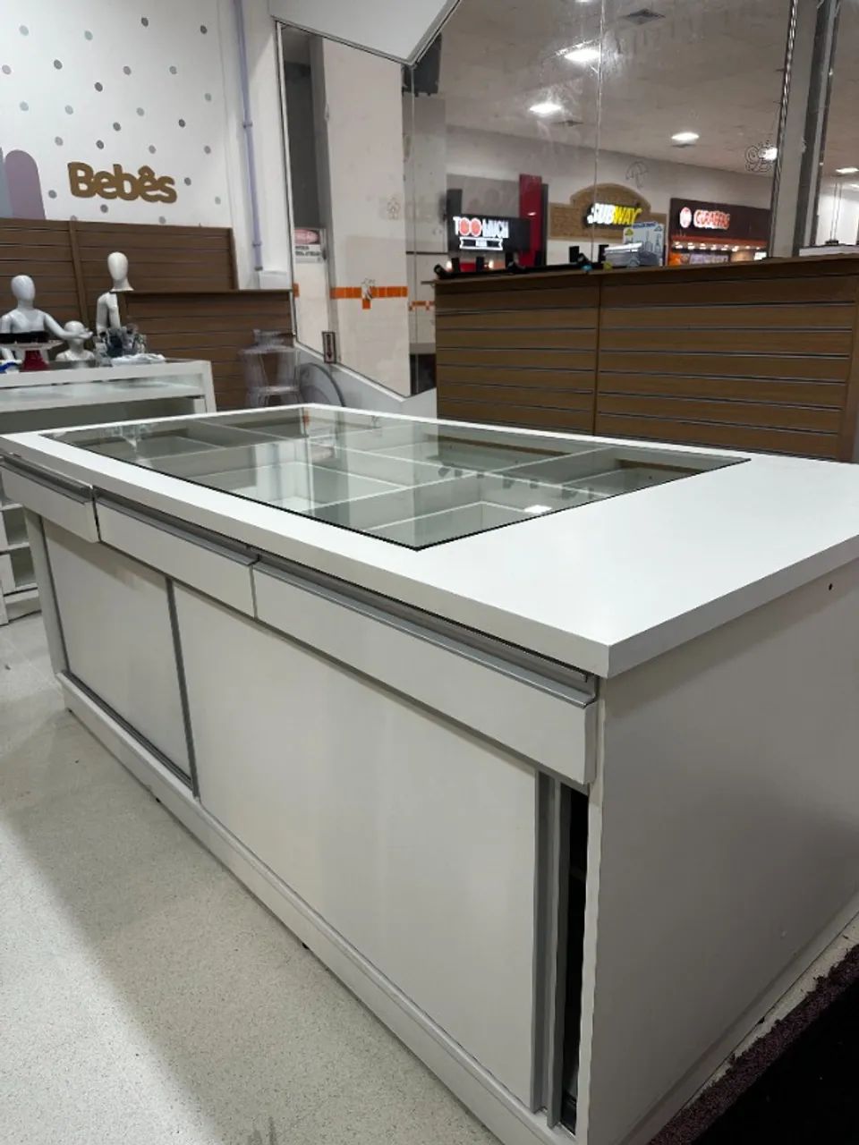 BALCÃO DE ATENDIMENTO COM ESTOQUE E EXPOSITOR - MDF