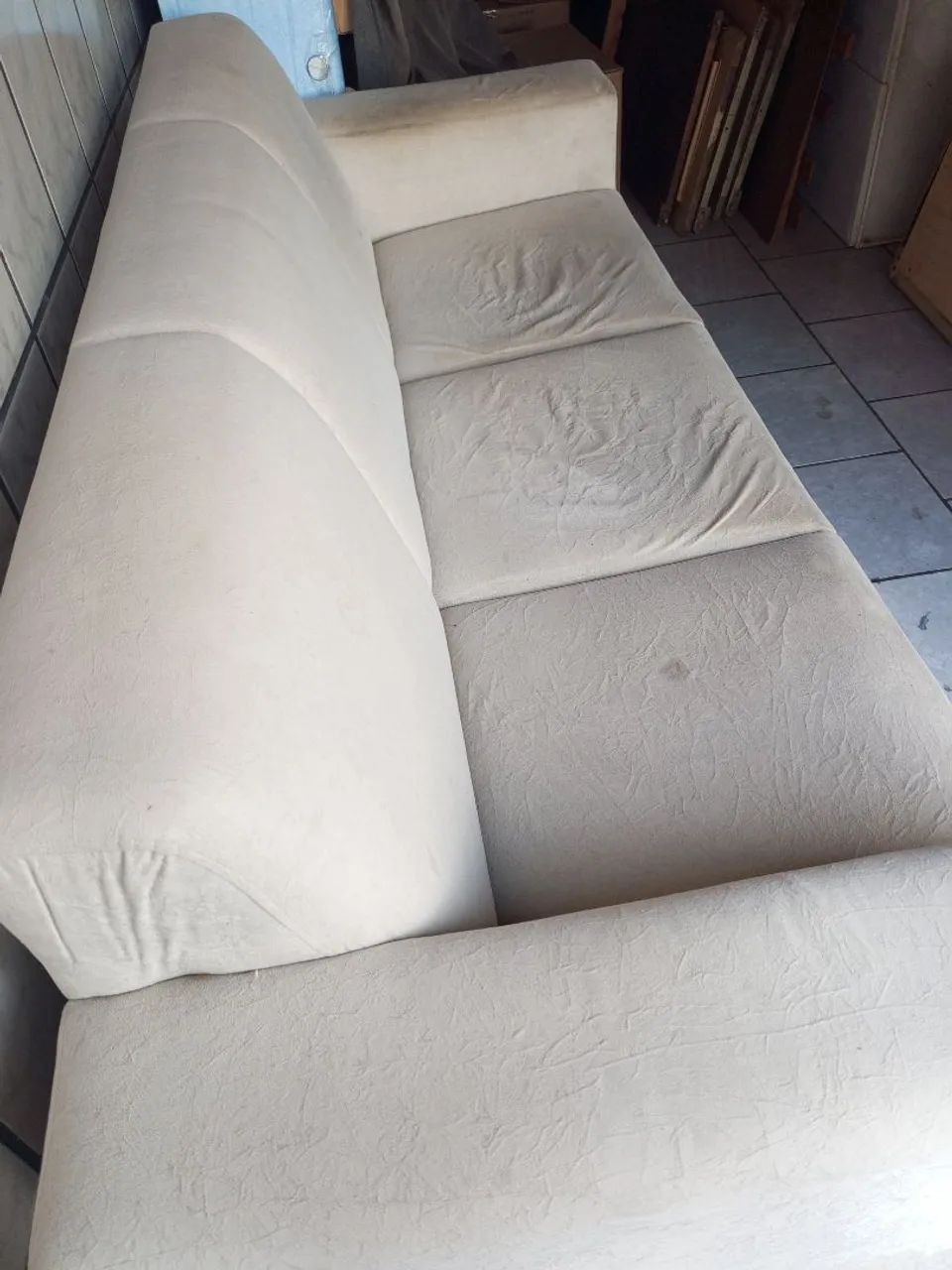 Sofá três lugares 