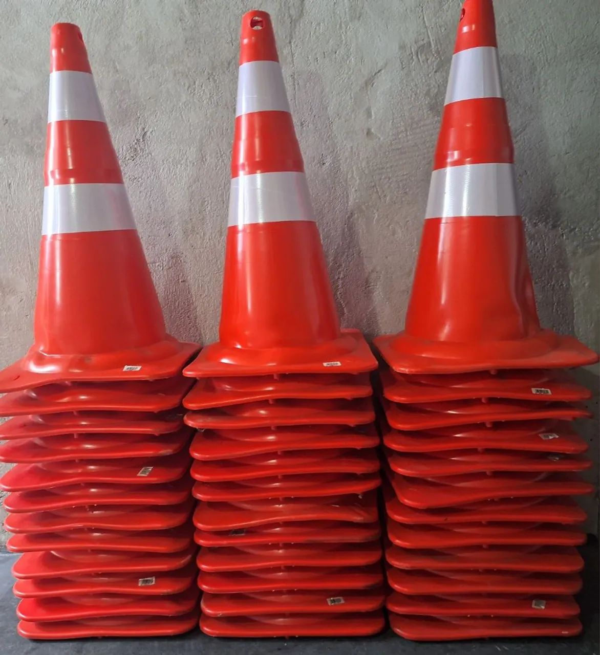 Kit com 28  Cones Flexíveis ( emborrachado )75 Cm Faixa Refletiva Laranja E Branco
