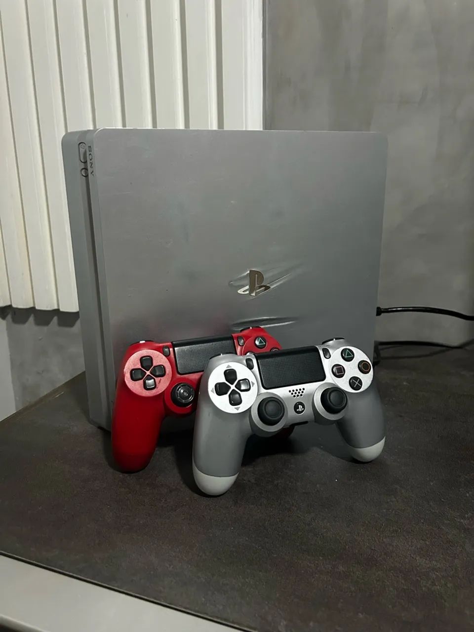 PS4 com 18 jogos e 2 controles 