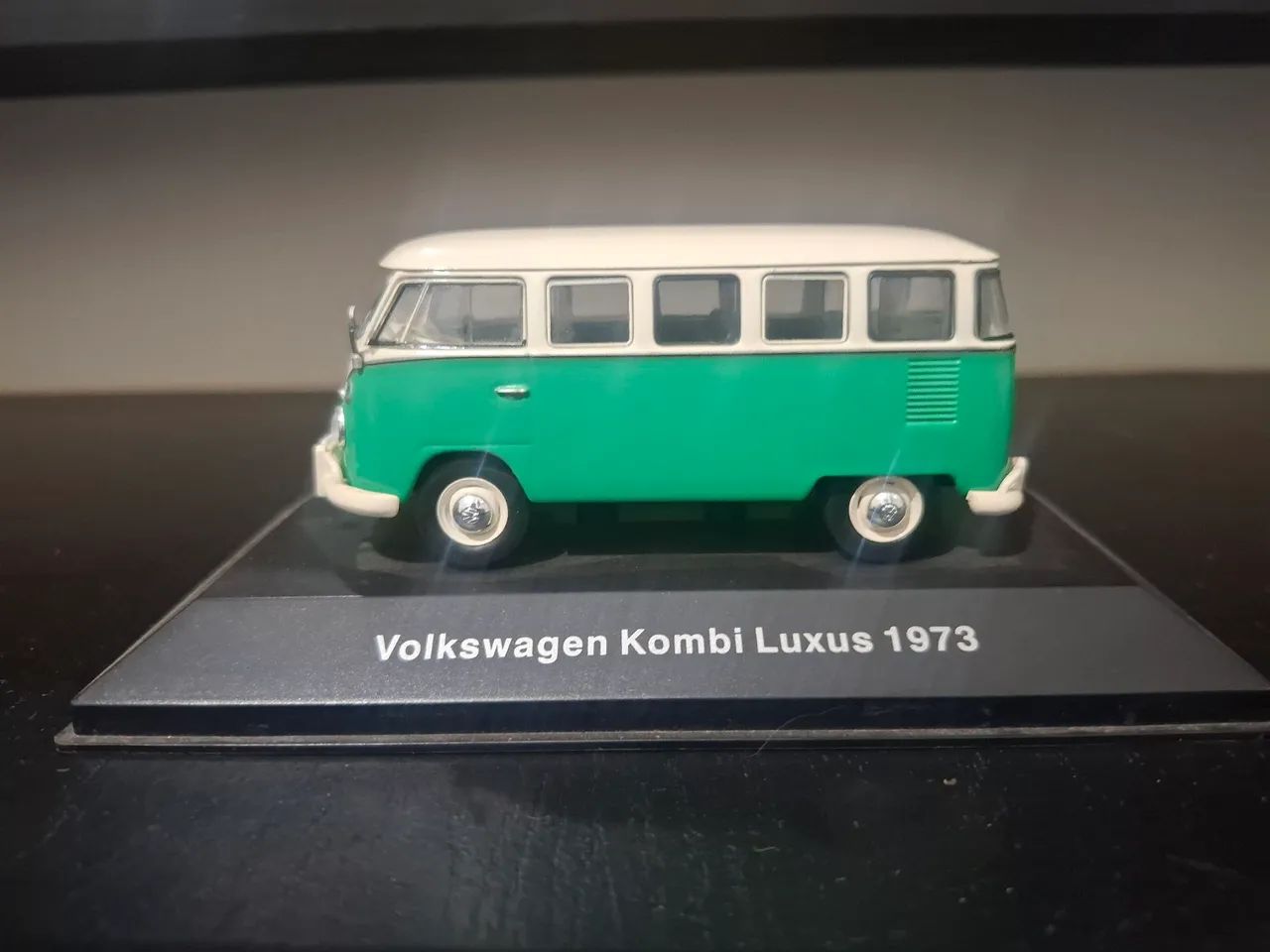 Miniatura VW Kombi Luxus (1973) 1:43