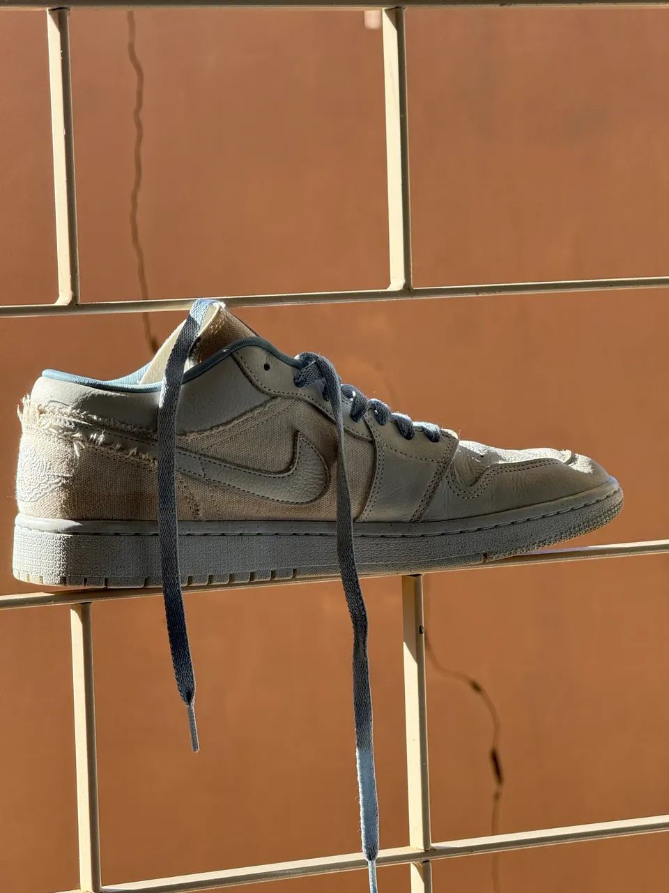 Jordan 1 low branco e azul bebê  - Foto 2
