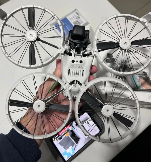 Drone DJI FLIP controle com tela - Foto 2