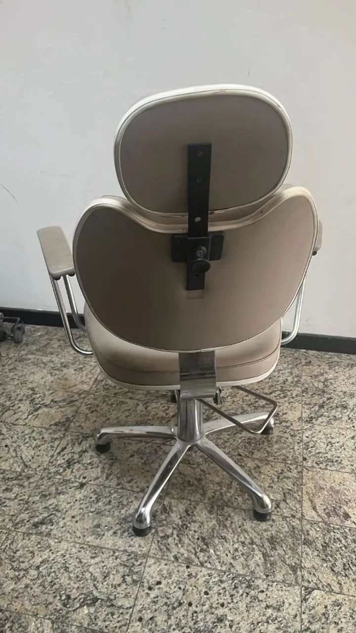 Vendo cadeira de barbeiro  - Foto 2
