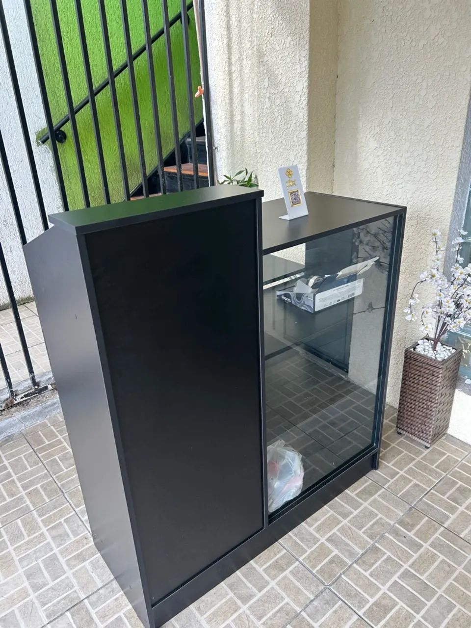 Balcão recepção com vitrine 