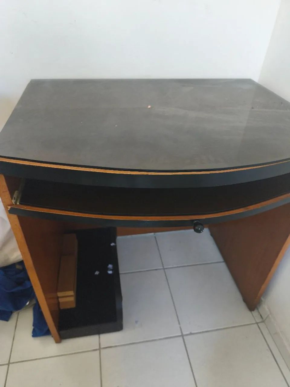 Mesa de escritório com cadeiras 