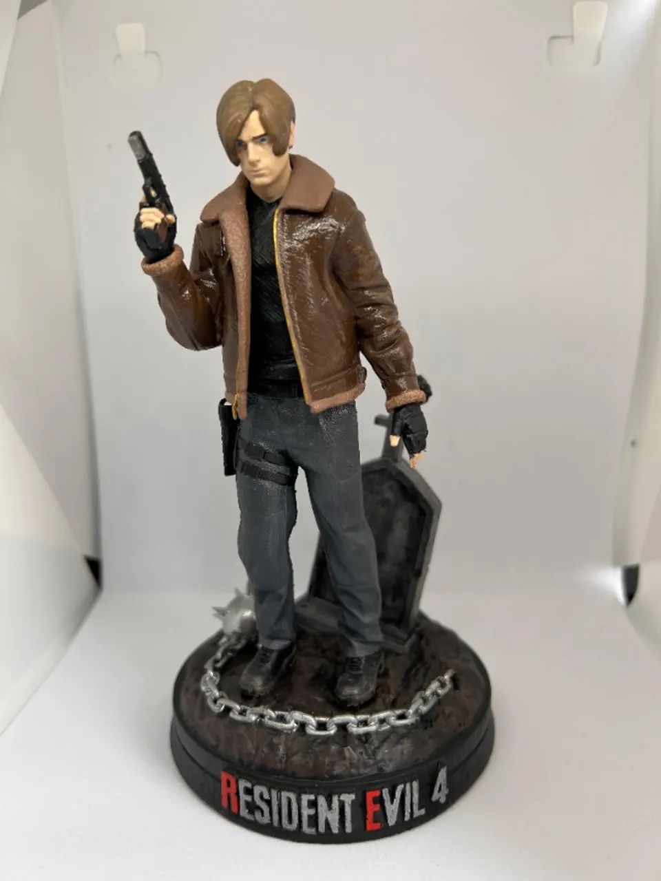 Action figure Leon Resident Evil 4 Pintado a mão em resina de aproximadamente 20cm