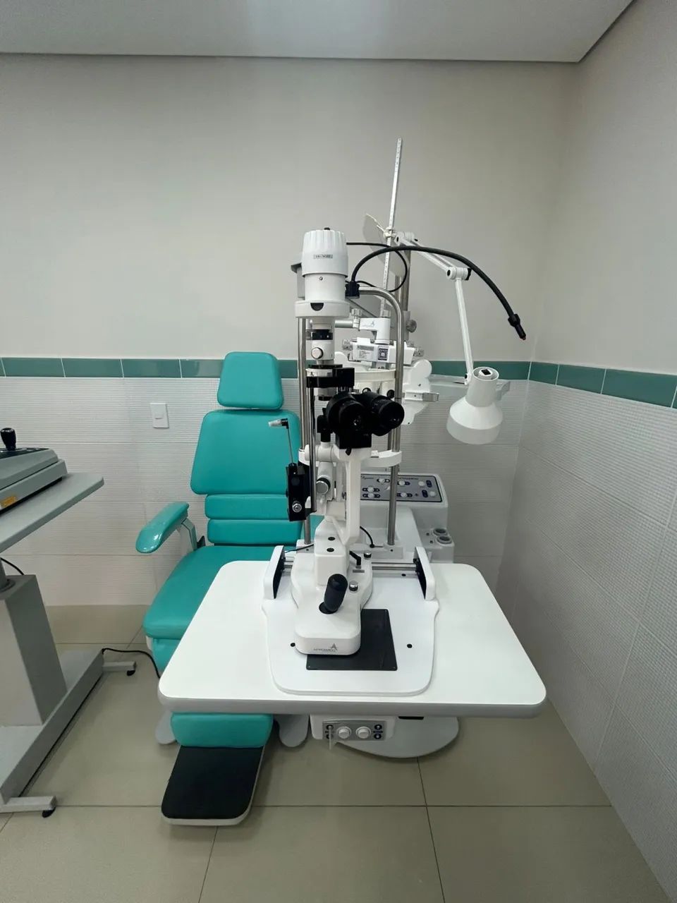 Cadeira Oftalmológica Apramed Elegance + Equipamento Oftalmológico