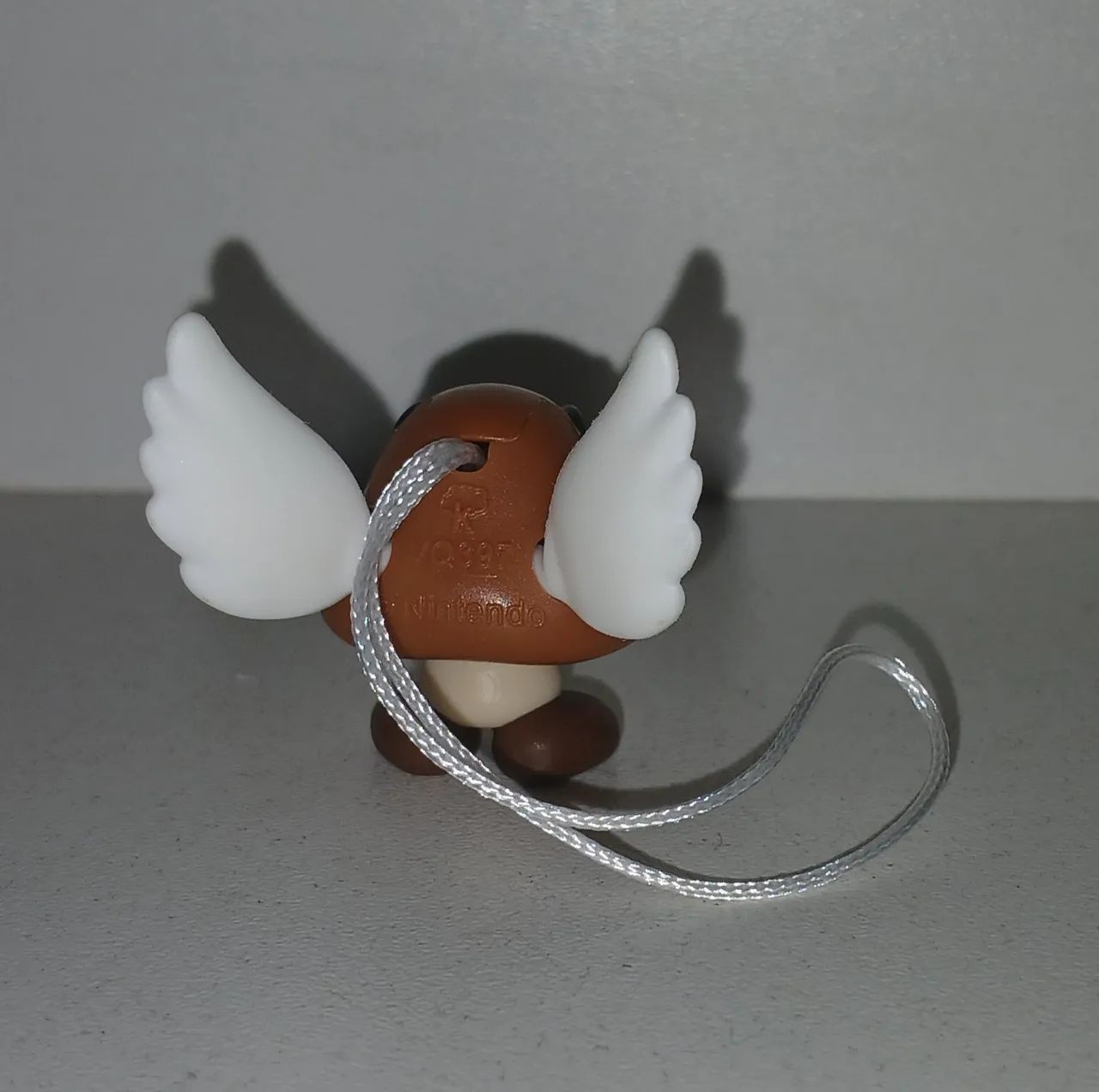 BONECO MINIATURA KINDER OVO SUPER MARIO GOOMBA - Foto 2