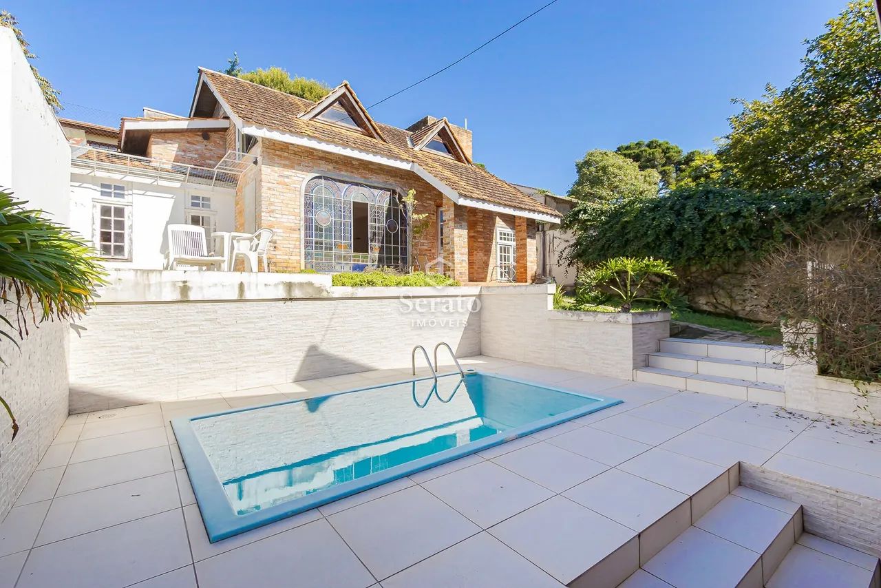 Casa com 3 suítes e piscina.