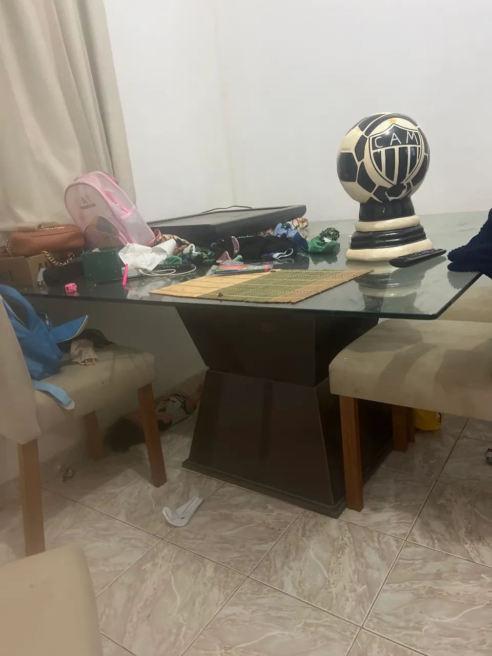MESA TAMPO DE VÍDRO COM OS PÉS DE GRANITO MARROM ABSOLUTO 