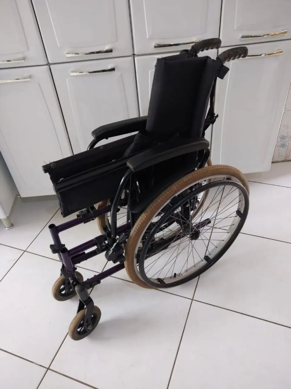 CADEIRA DE RODAS LEVE