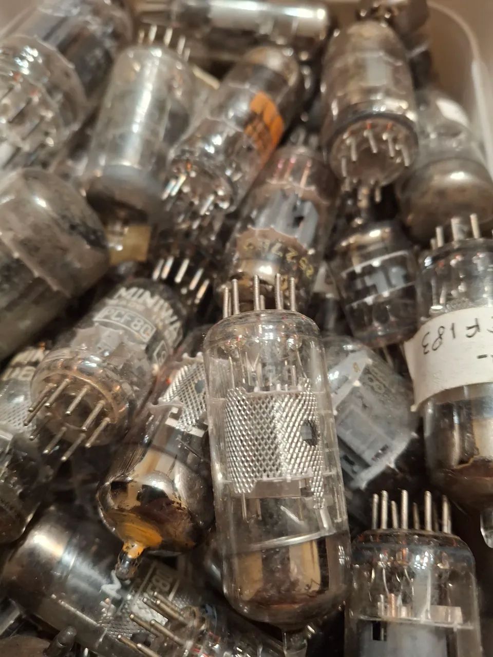 LOTE COM 90 VÁLVULAS DIVERSAS DE TVS ANTIGAS  - Foto 4