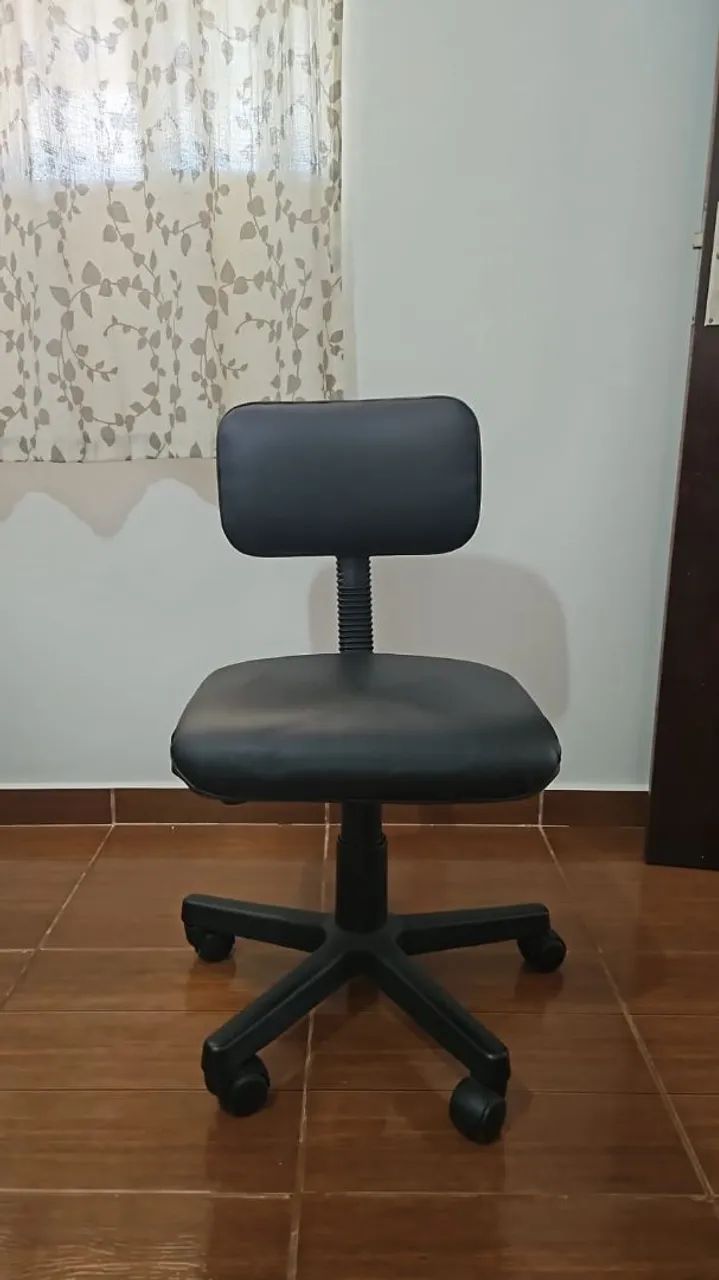 Cadeira em corino muito conservada