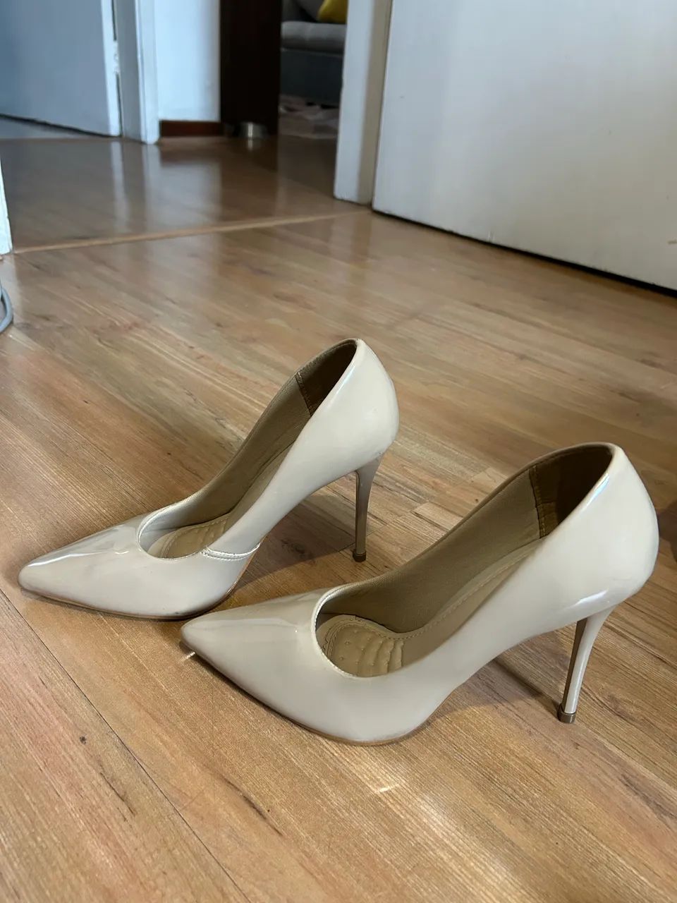 Scarpin bege número 37