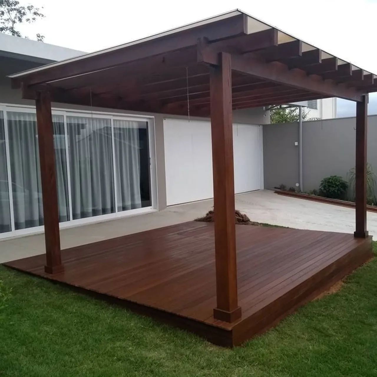 Deck e pergolado sob medida 
