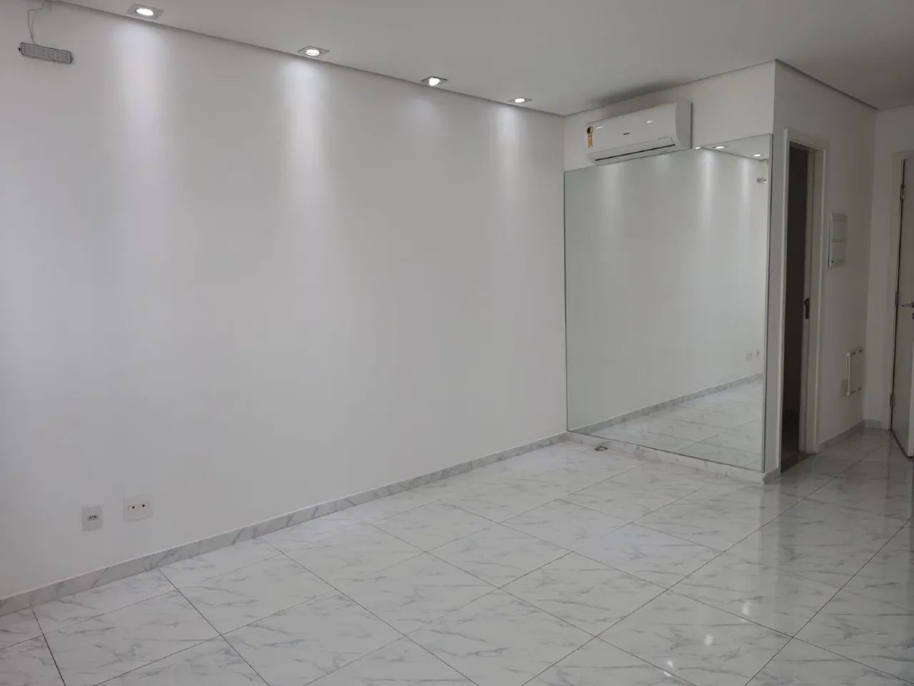 Prédio imponente com excelente localização, portaria 24 horas - Foto 2