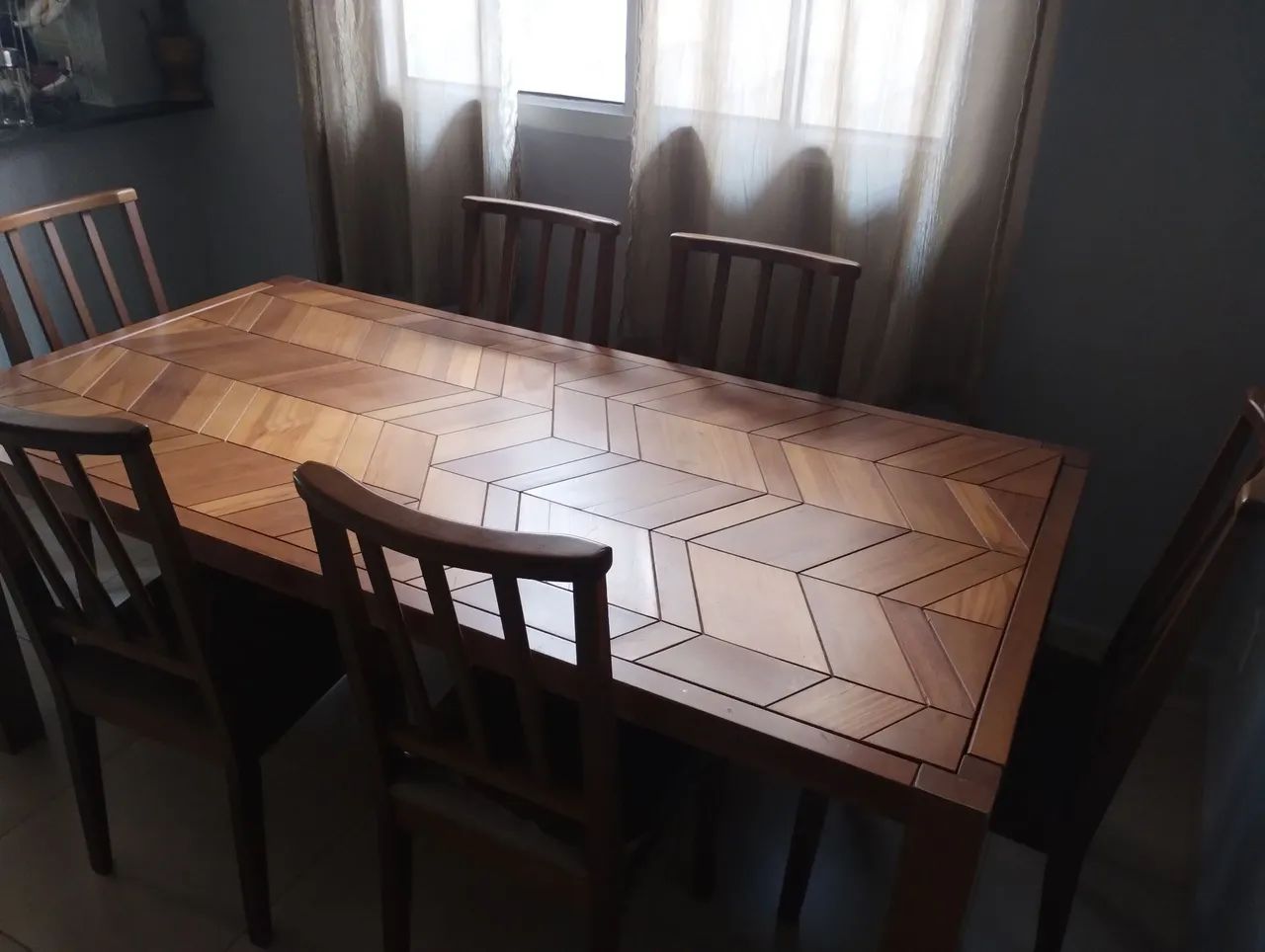 Mesa de madeira com cadeiras - Foto 2
