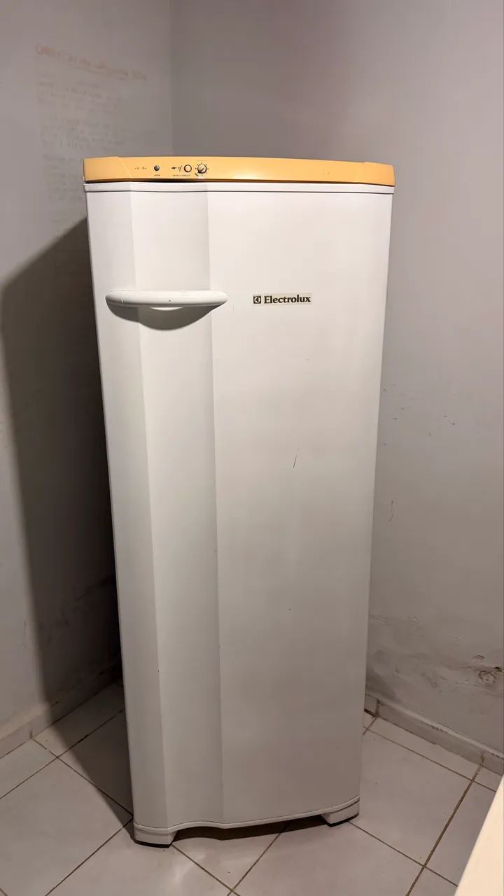 Geladeira Eletrolux branca 
