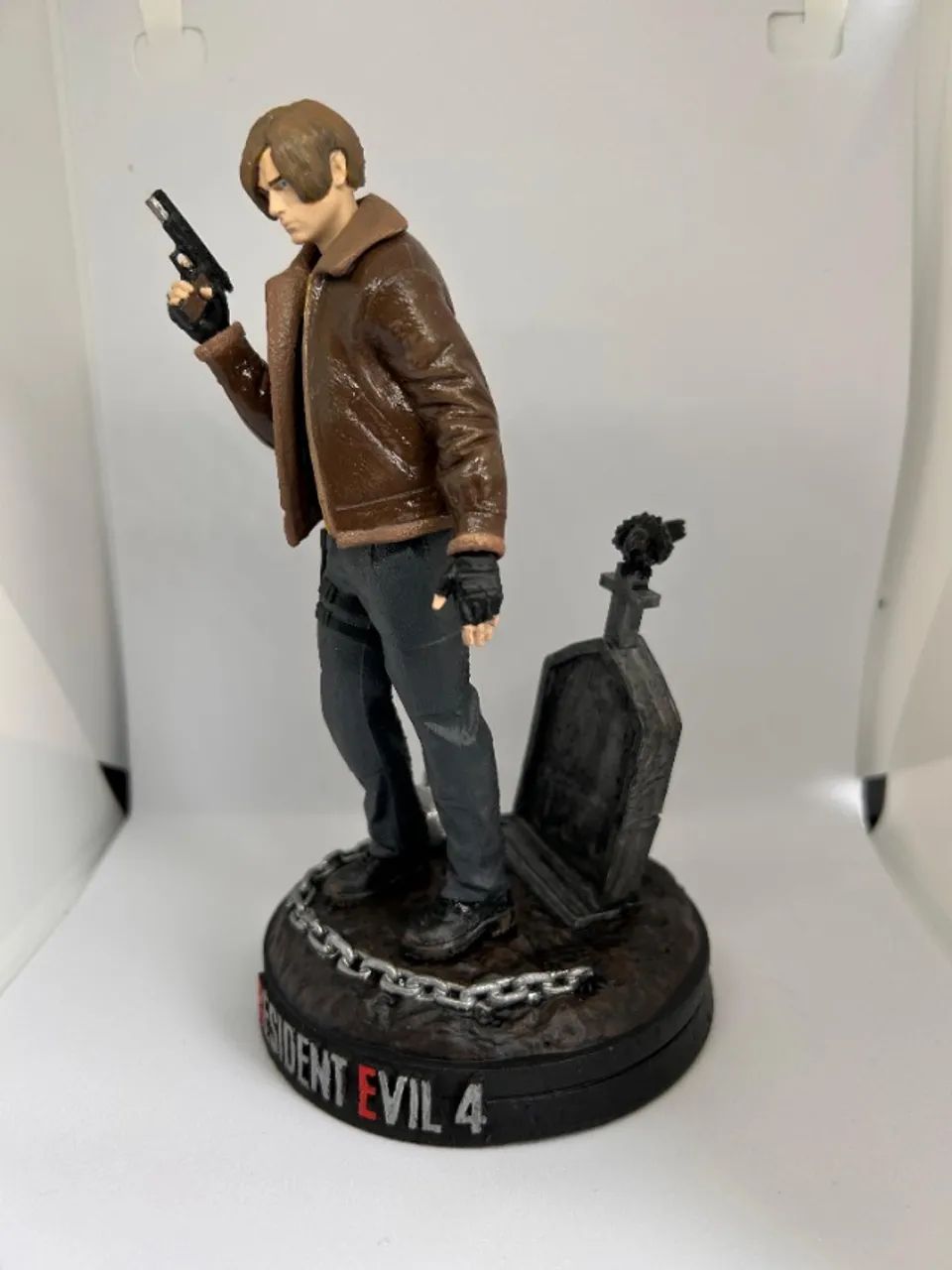 Action figure Leon Resident Evil 4 Pintado a mão em resina de aproximadamente 20cm - Foto 4