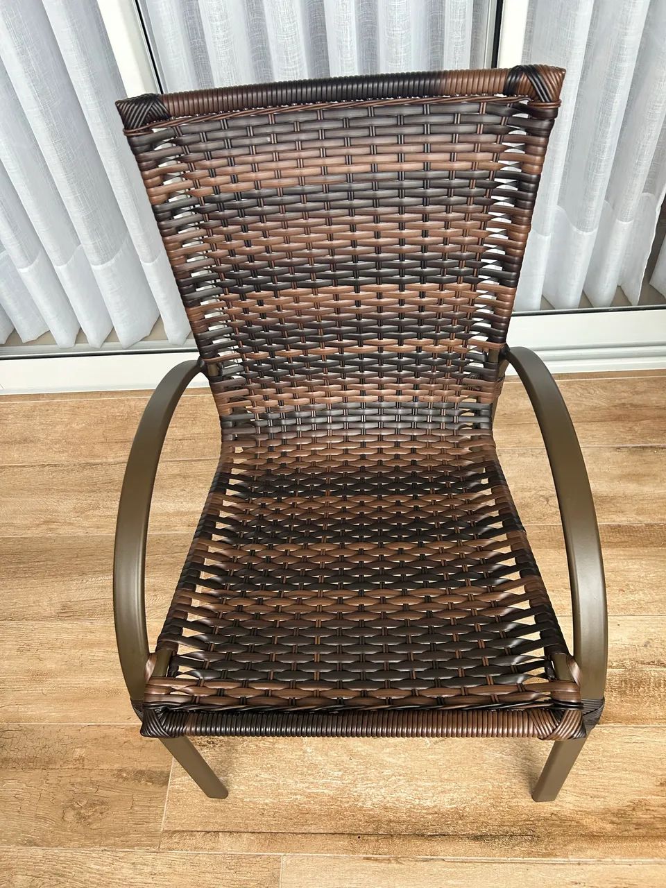Vendo mesa de alumínio com tampo de vidro com 4 cadeiras   - Foto 2