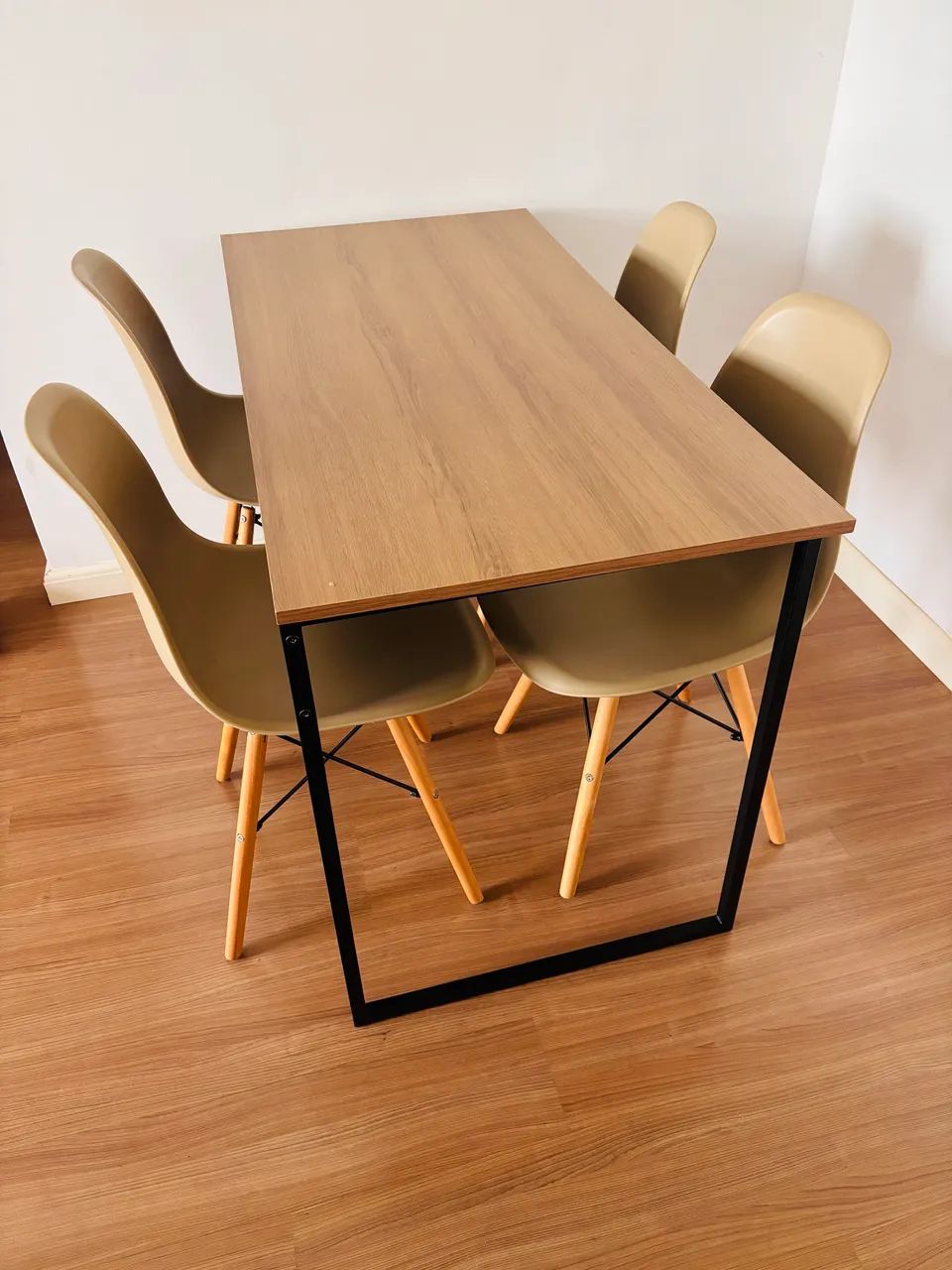 Mesa com 4 cadeiras 