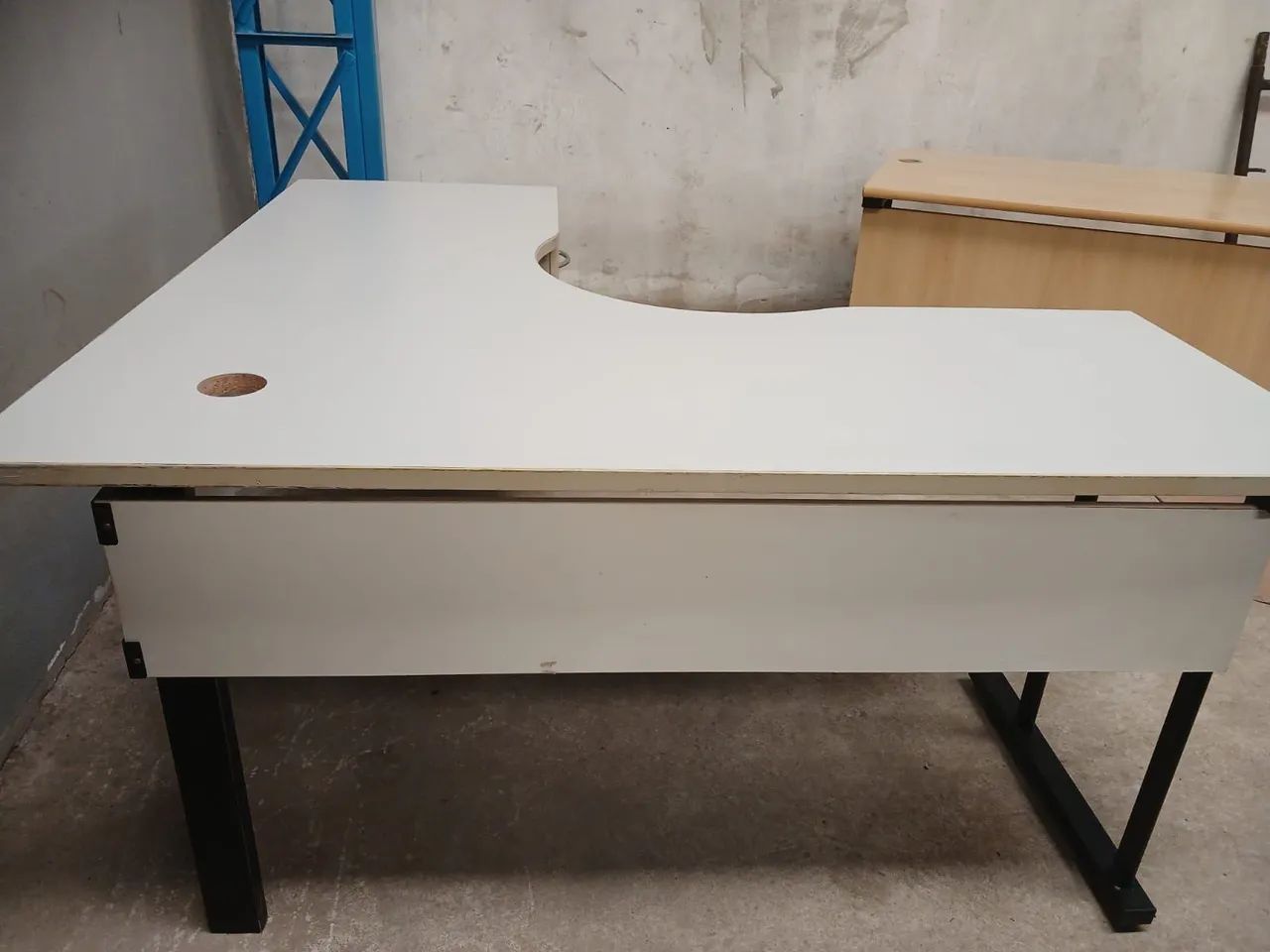 Mesa modelo L com gaveteiro - Foto 2