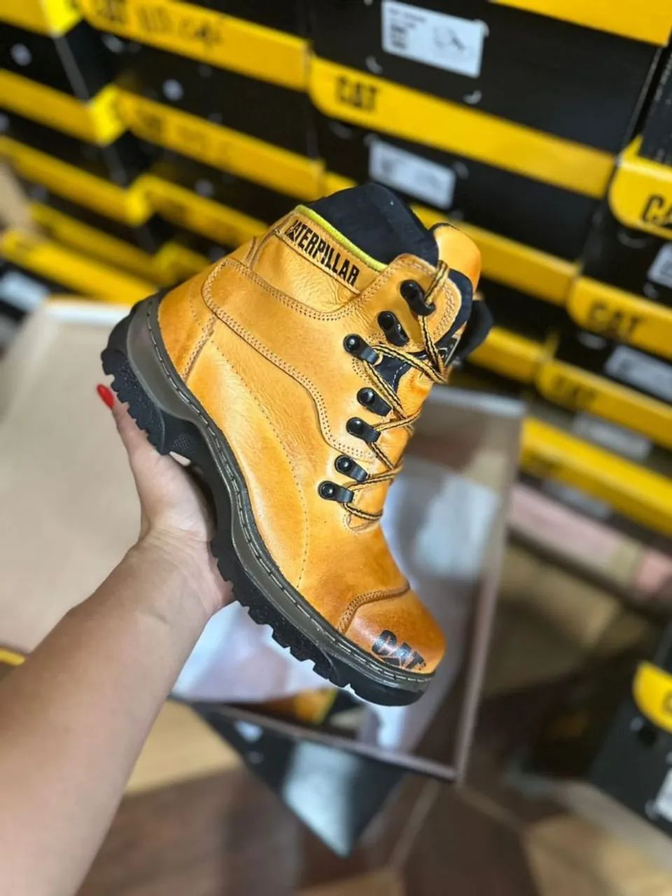 BOTA COTURNO CATERPILLAR AMARELA